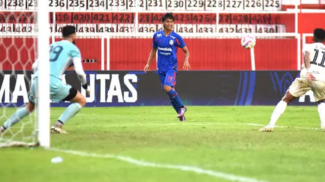 Jayus Hariono saat melepas umpan pada laga melawan Arema menghadapi Persita Tangerang. (Iwan Setiawan/Bola.com)