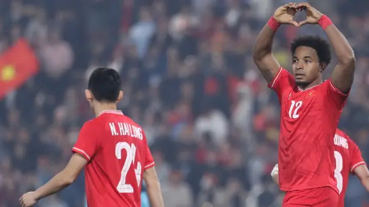 Pemain naturalisasi Timnas Vietnam, Nguyen Xuan Son, merayakan golnya ke gawang Singapura dalam semifinal leg kedua Piala AFF 2024 di Viet Tri Stadium, Minggu (29-12-2024). Vietnam menang