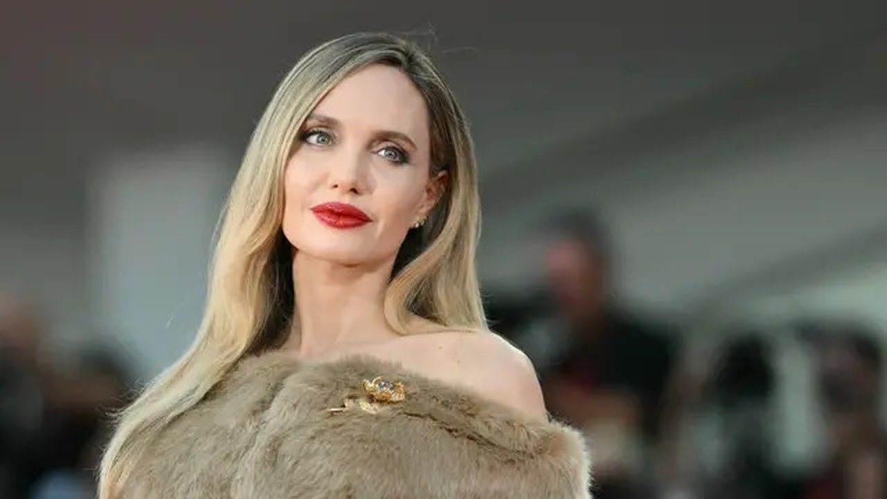 Angelina Jolie tampil di Venice Film Festival 2024. (dok. Alberto PIZZOLI / AFP)