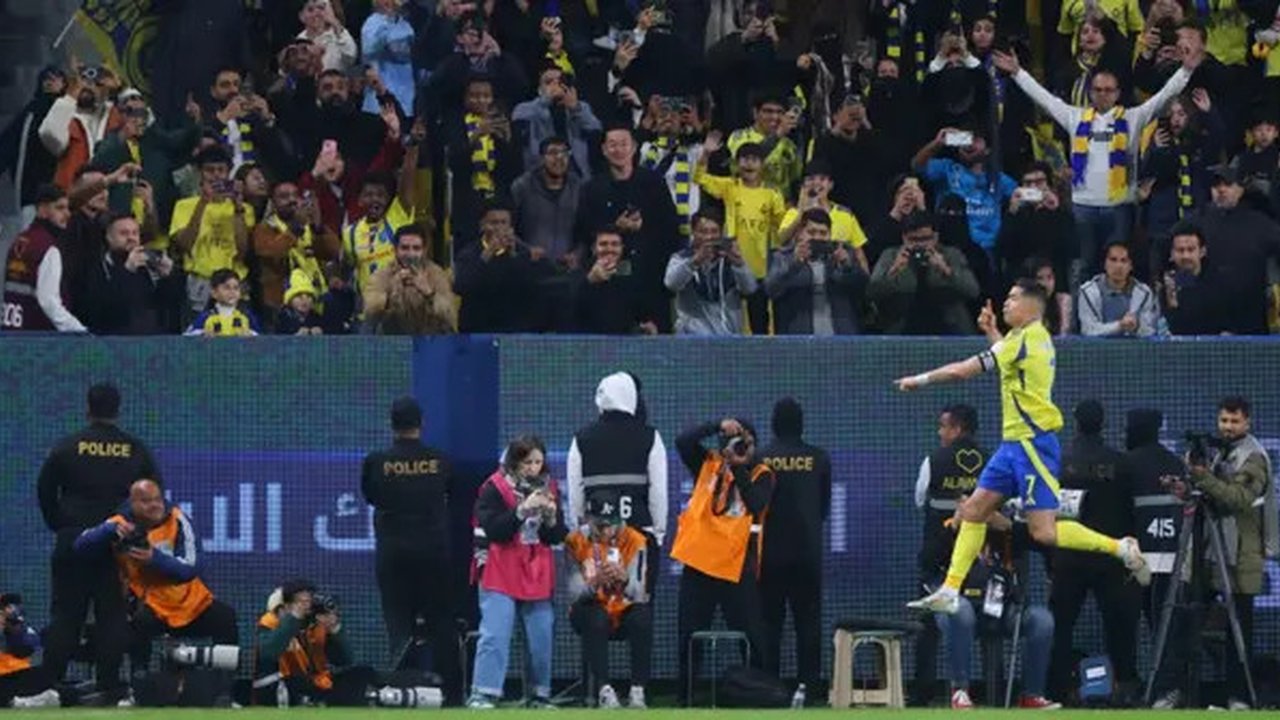 Pemain depan Nassr asal Portugal #7, Cristiano Ronaldo, merayakan gol kedua timnya selama pertandingan Liga Pro Saudi antara Al-Nassr dan Al-Akhdoud di Taman Al-Awwal di Riyadh, Jumat dini