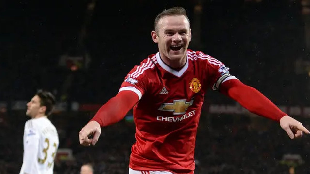 Selebrasi striker Manchester United, Wayne Rooney setelah menjebol gawang Swansea City pada laga Liga Inggris 2015/2016 di Old Trafford Stadium, Manchester (2/1/2016). Wayne Rooney menjadi pe