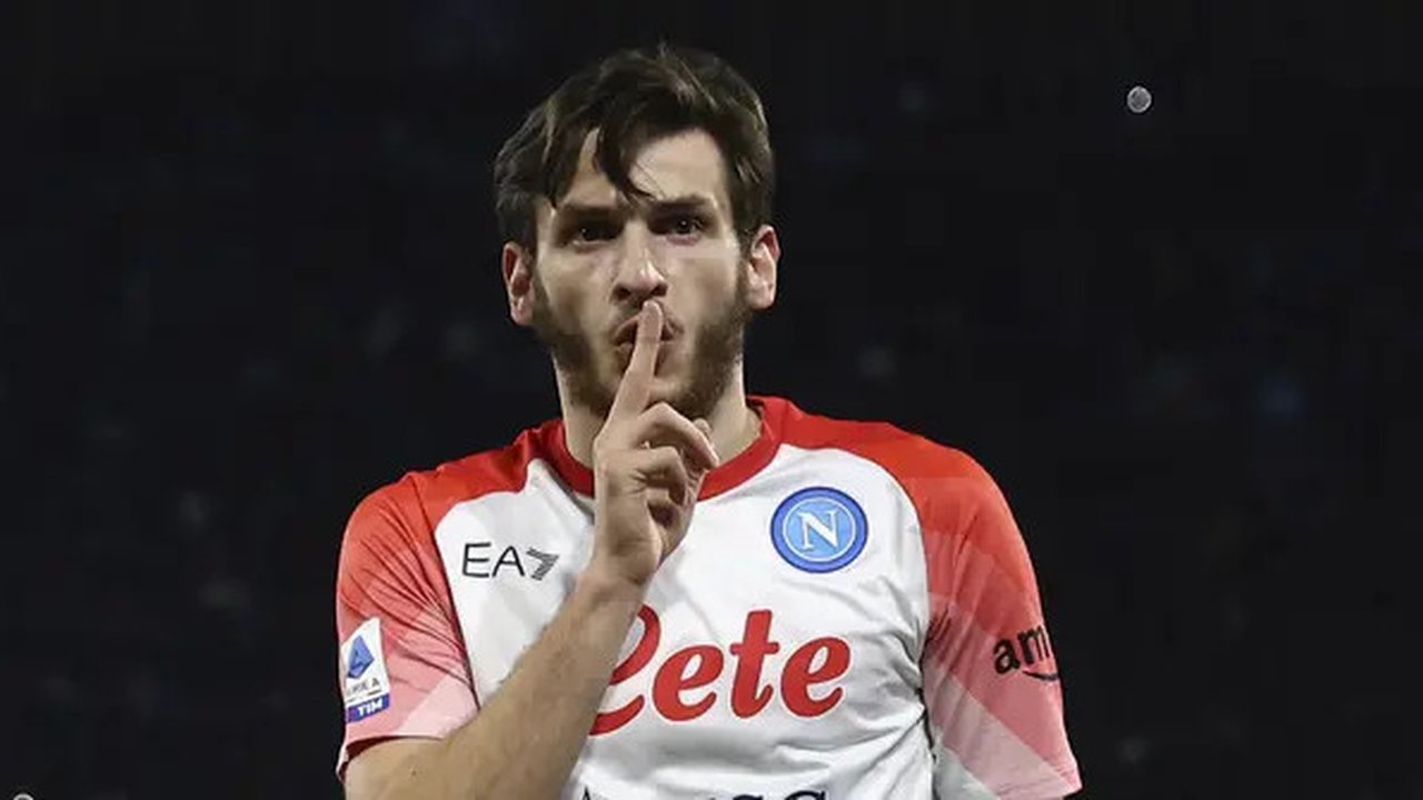 Pemain Napoli, Khvicha Kvaratskhelia, melakukan selebrasi setelah mencetak gol ke gawang Cremonese pada laga Liga Italia di Stadion Diego Armando Maradona, Minggu (12/2/2023). Tambahan tiga a