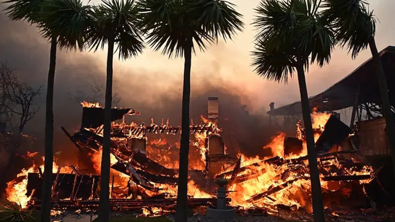 Sedikitnya lima orang tewas dalam kebakaran hutan hebat yang menghanguskan sejumlah kawasan di sekitar Los Angeles, kata para pejabat pada 8 Januari 2025.  (AGUSTIN PAULLIER/AFP)
