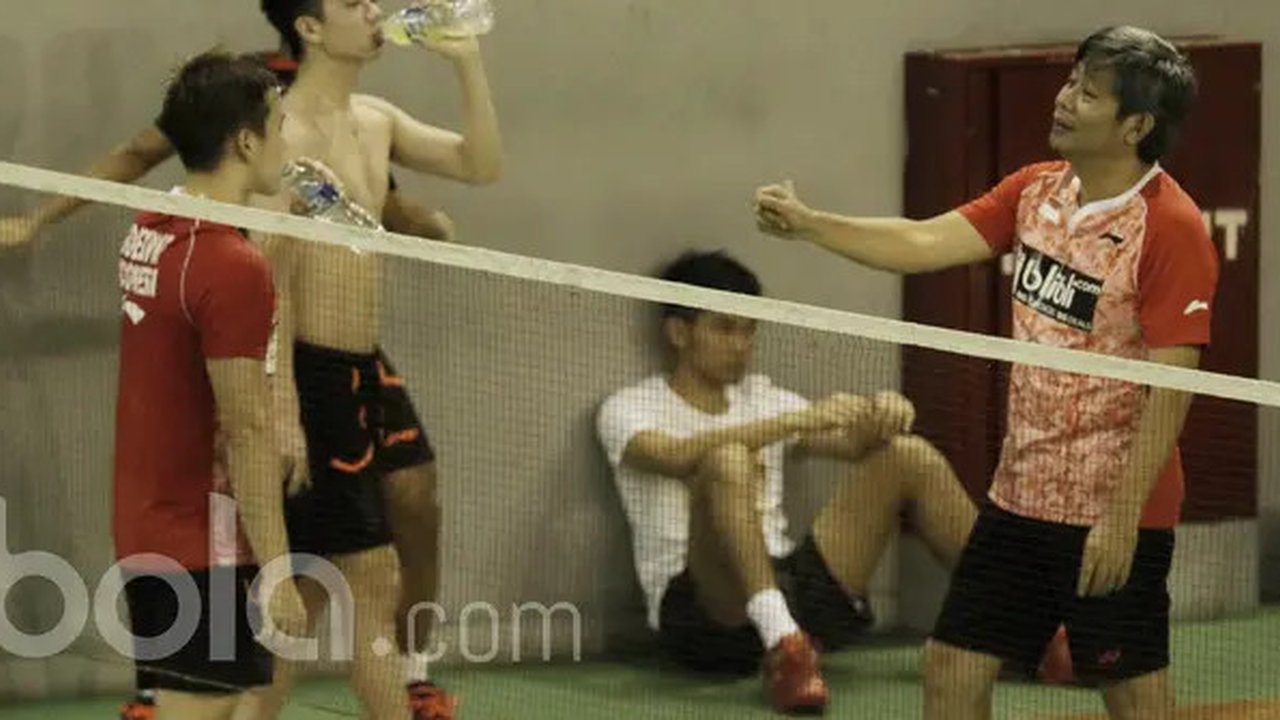 Pelatih Bulutangkis, Herry IP, memberikan pengarahan kepada Marcus Gideon dan Kevin Sanjaya saat simulasi Piala Sudirman 2017 di Cipayung, Jakarta (13/05/17). Piala Sudirman Digelar di Austra