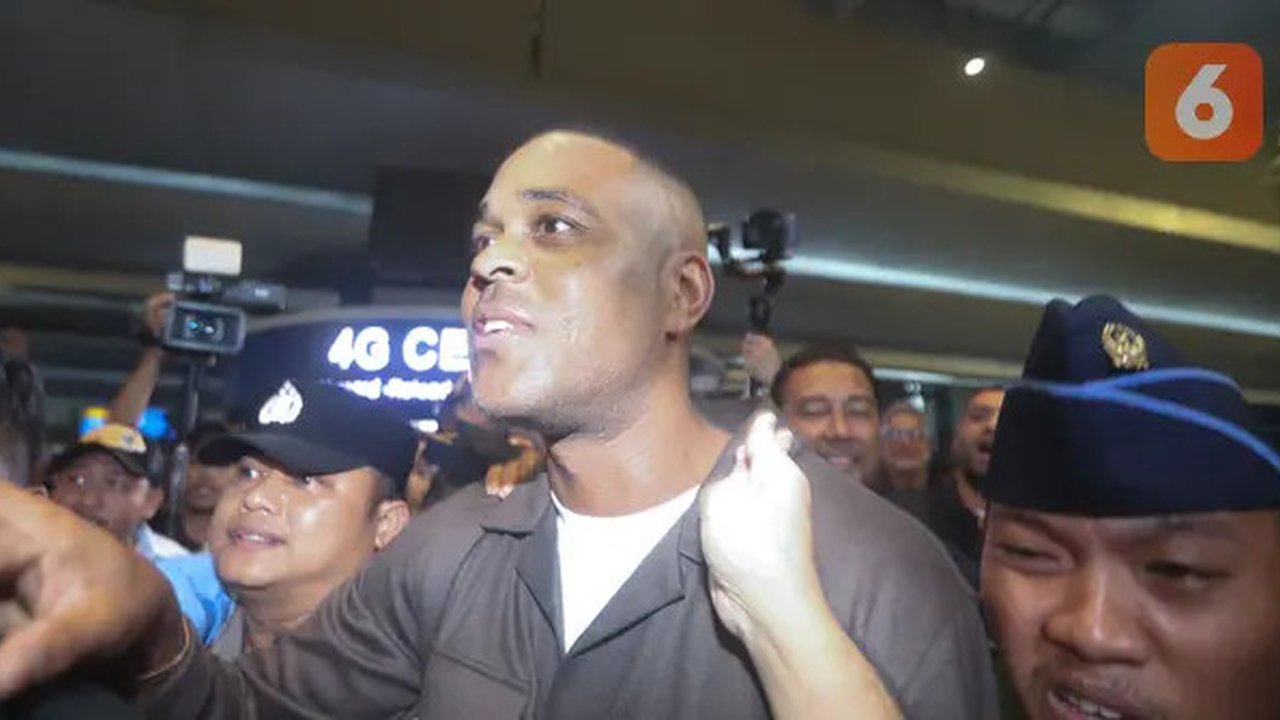 Kedatangan pelatih baru Timnas Indonesia, Patrick Kluivert di Terminal 3, Soekarno Hatta, Tangerang, Banten, Sabtu (11/01/2025). (Bola.com/M Iqbal Ichsan)