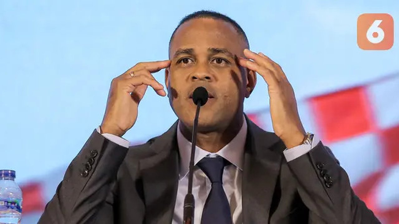Pelatih kepala baru Timnas Indonesia, Patrick Kluivert memberikan keterangan pada acara konferensi pers mengenai perkenalan pelatih baru Timnas Indonesia di Hotel Mulia, Senayan, Jakarta, Min