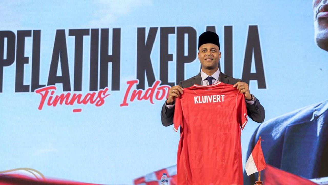 Gagah! Patrick Kluivert  Pakai Peci Hitam, Tunjukkan Jersey Timnas Indonesia Bertuliskan Namanya