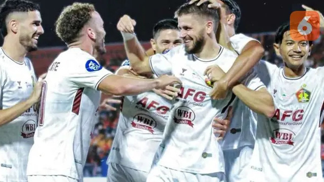 Majed Osman mendapat sambutan dari pemain Persik Kediri saat mencetak gol perdananya musim ini ke gawang Bali United pada laga pekan ke-18 BRI Liga 1 2024/2025 di Stadion Kapten I Wayan Di