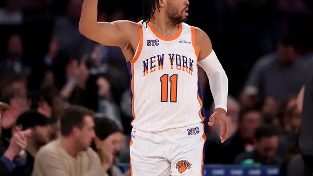 Point guard Knicks Jalen Brunson melakukan selebrasi pada laga NBA 2024/2025 (AFP)
