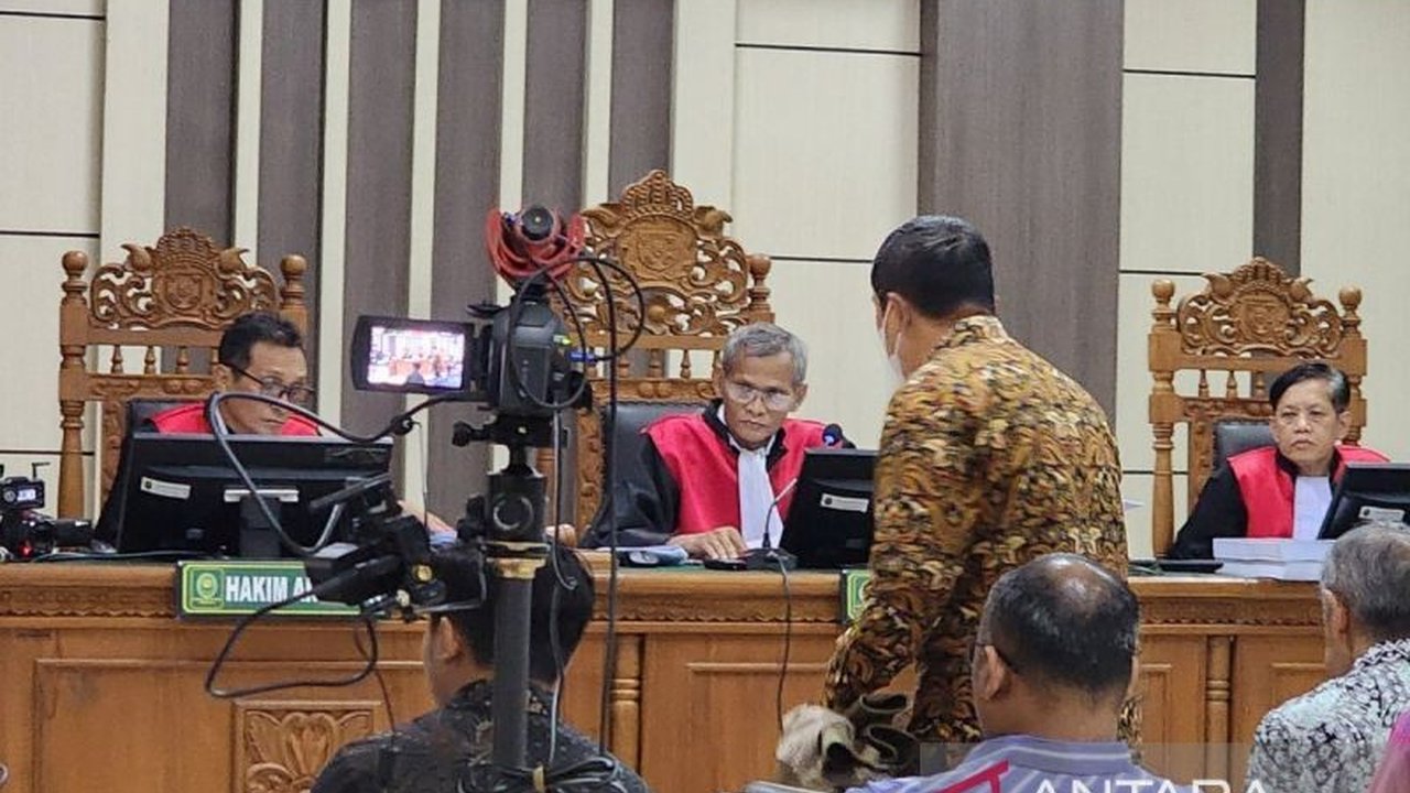 Sidang kasus korupsi di Semarang mengungkap pengakuan mantan kepala Balai Teknik Perkeretaapian (BTP) yang menerima uang operasional dari pejabat pembuat komitmen (PPK), berasal dari fee kontraktor proyek kereta api.