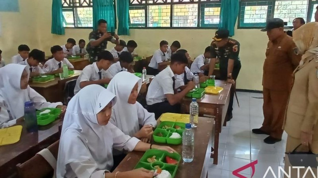 Pemerintah pusat meluncurkan program makan bergizi gratis untuk ribuan anak di Kecamatan Kayen Kidul, Kabupaten Kediri, Jawa Timur, sebagai proyek percontohan yang disambut antusias.