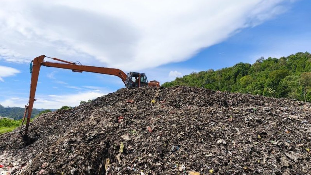 DPRD Bandarlampung mendesak Pemkot Bandarlampung untuk menyediakan sarana dan prasarana pengelolaan sampah yang memadai, selain peraturan, guna mengurangi volume sampah di TPA Bakung dan mendorong partisipasi masyarakat.