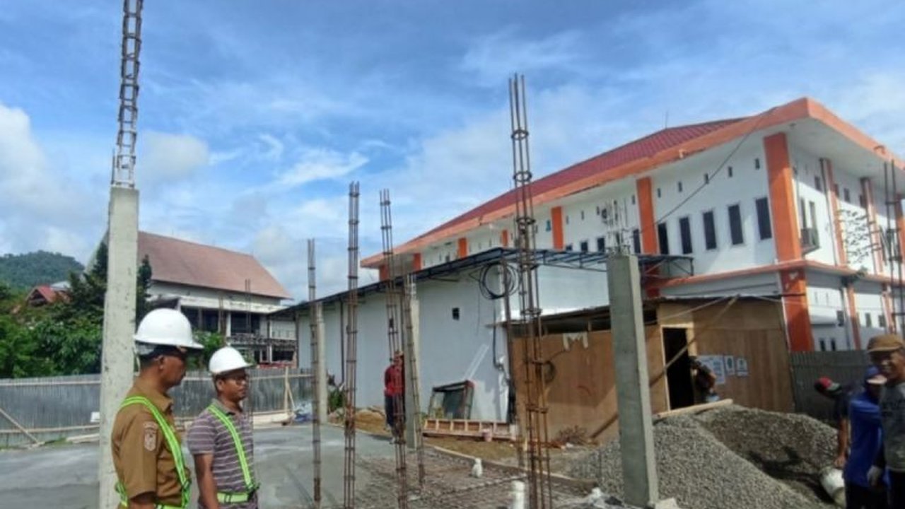 Sulawesi Barat membangun gedung Pusdalops PB BPBD Sulbar untuk meningkatkan kesiapsiagaan dan respons terhadap bencana, ditargetkan rampung April 2025.