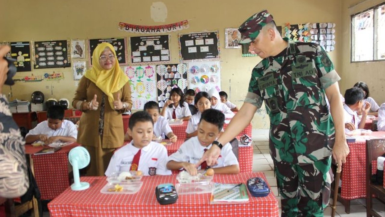 Kolonel Arh Jimmy Hutapea meninjau langsung Program Makan Bergizi Gratis di SDN 9 Palangka Raya, Kalimantan Tengah, yang disambut antusias oleh siswa dan pihak sekolah, sebagai bentuk dukungan terhadap program pemerintah.