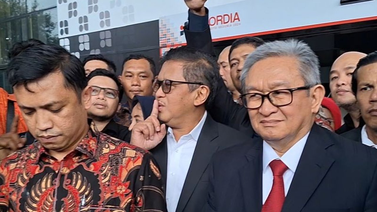 Sekjen PDI Perjuangan, Hasto Kristiyanto, menjalani pemeriksaan di KPK sebagai tersangka kasus dugaan suap dan perintangan penyidikan terkait Harun Masiku, setelah sebelumnya penjadwalan pemeriksaan diundur.