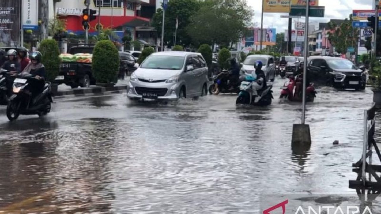 Pemerintah Kota Pontianak bersiap menghadapi potensi bencana akibat air pasang tinggi dengan menyiagakan BPBD dan mengimbau warga untuk waspada serta menjaga kebersihan lingkungan.