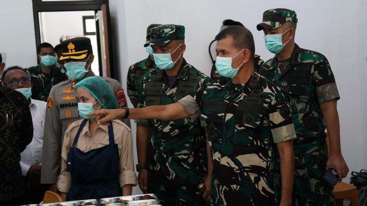 Mayjen TNI Muhammad Zamroni, Pangdam IX/Udayana, menekankan pentingnya program Makan Bergizi Gratis untuk generasi muda menuju Indonesia Emas 2045, serta meninjau langsung pelaksanaannya di Karangasem, Bali.