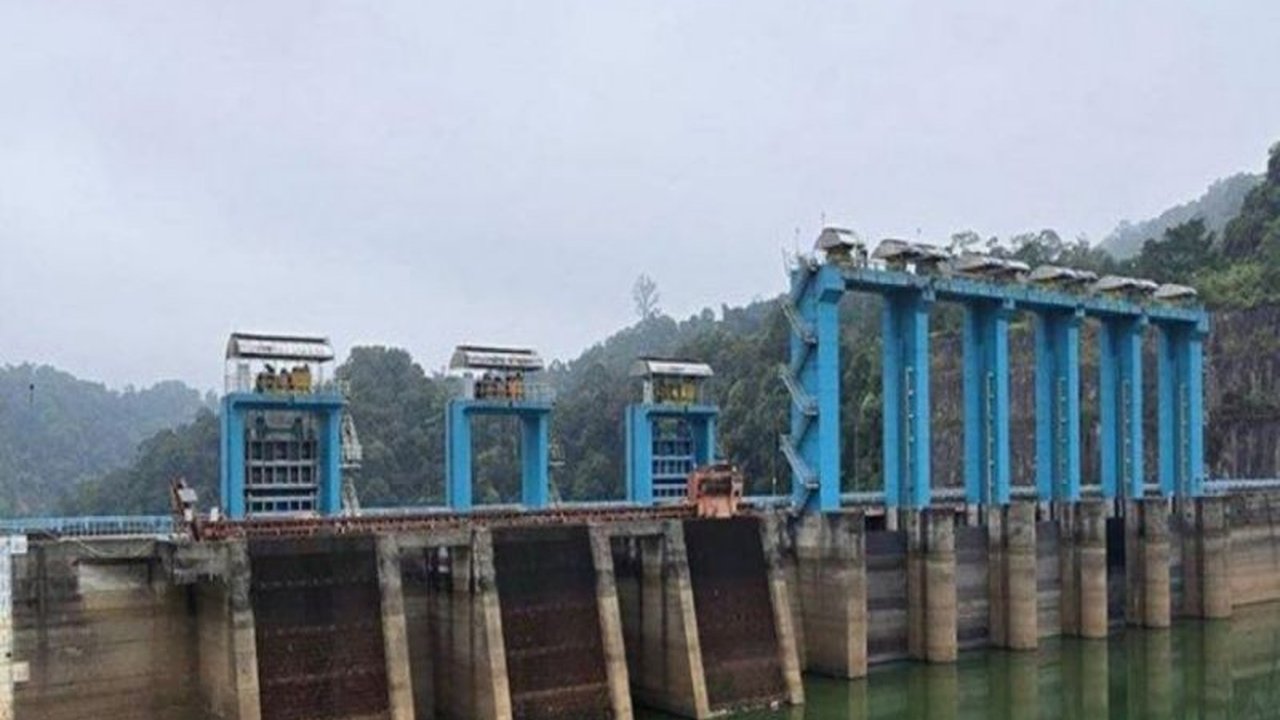 PLTA Koto Panjang di Kampar, Riau, membuka tiga pintu air waduknya pada Senin, 13 Januari 2024, pukul 15.00 WIB, akibat intensitas hujan tinggi yang menyebabkan peningkatan debit air Sungai Kampar; warga diimbau waspada potensi banjir.