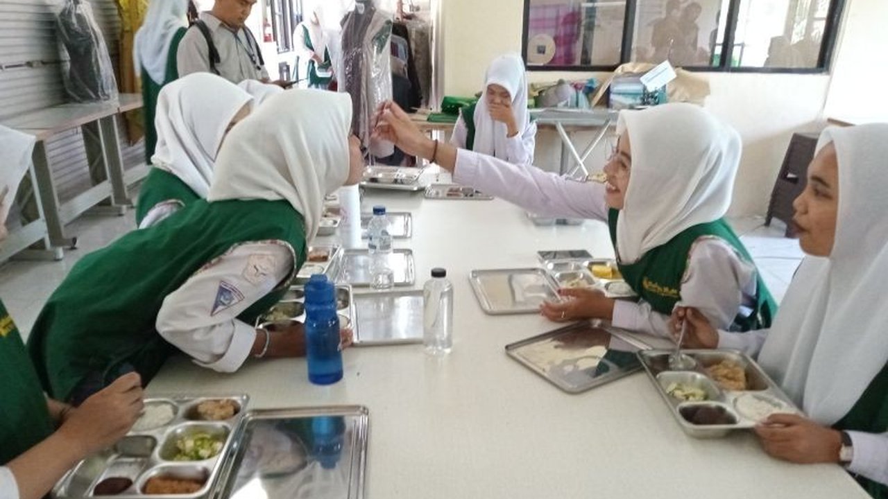 Program Makan Bergizi Gratis (MBG) perdana di Mataram, NTB, telah memberikan makan siang gratis kepada 3.115 siswa SD, SMP, dan SMA di Kecamatan Selaparang, dengan rencana evaluasi untuk peningkatan program.