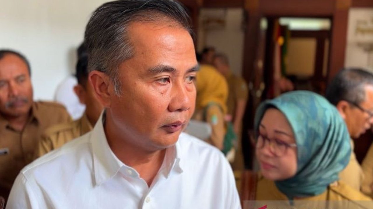 Penjabat Gubernur Jabar mengakui peningkatan kasus PMK di 14 kabupaten/kota, menyebabkan 53 ternak mati dan satu pasar ditutup sementara; vaksinasi segera digencarkan.