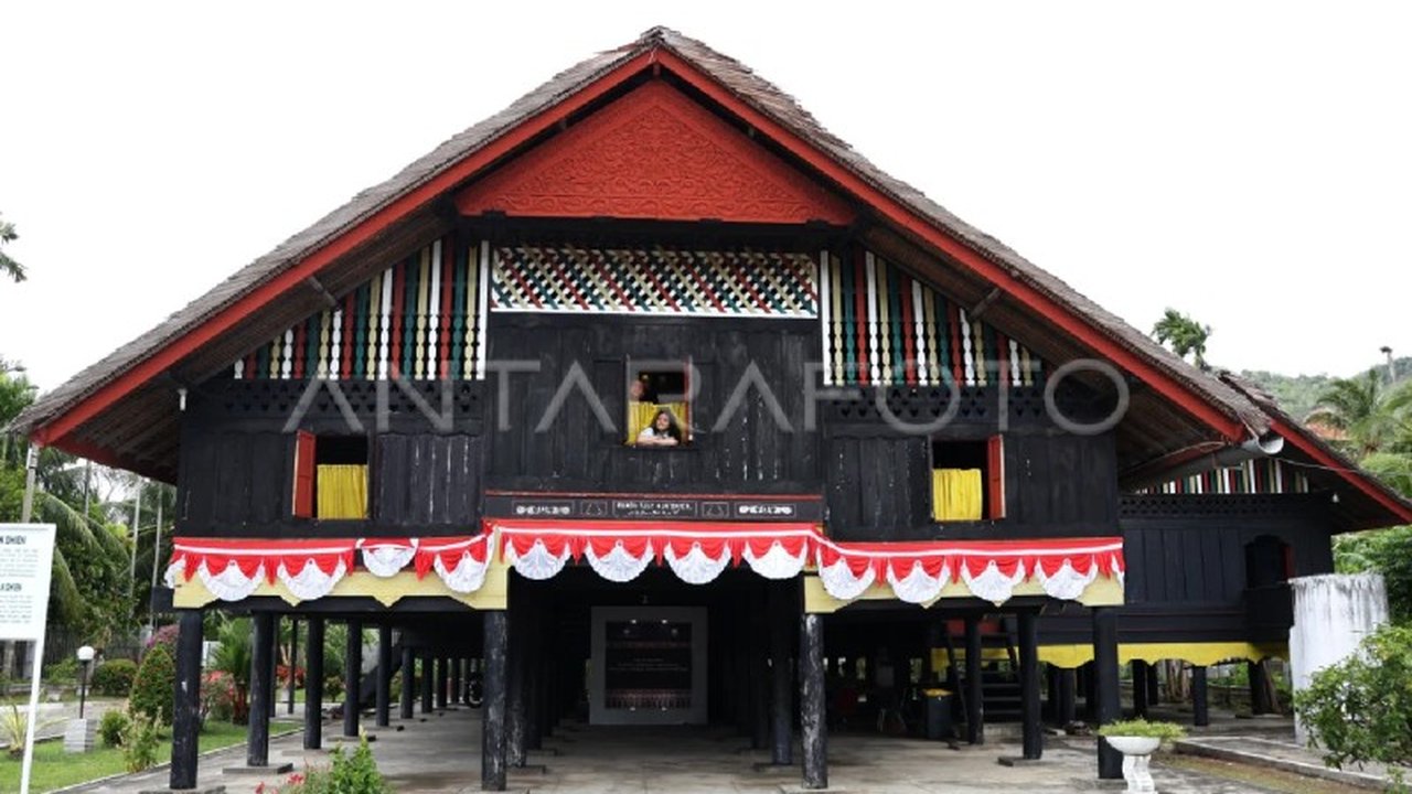 Kementerian Kebudayaan (Kemenbud) melakukan pemugaran rumah Cut Nyak Dhien di Aceh Besar untuk melestarikan sejarah dan memberikan edukasi kepada generasi muda, sekaligus menghidupkan kembali kisah perjuangan pahlawan nasional tersebut.