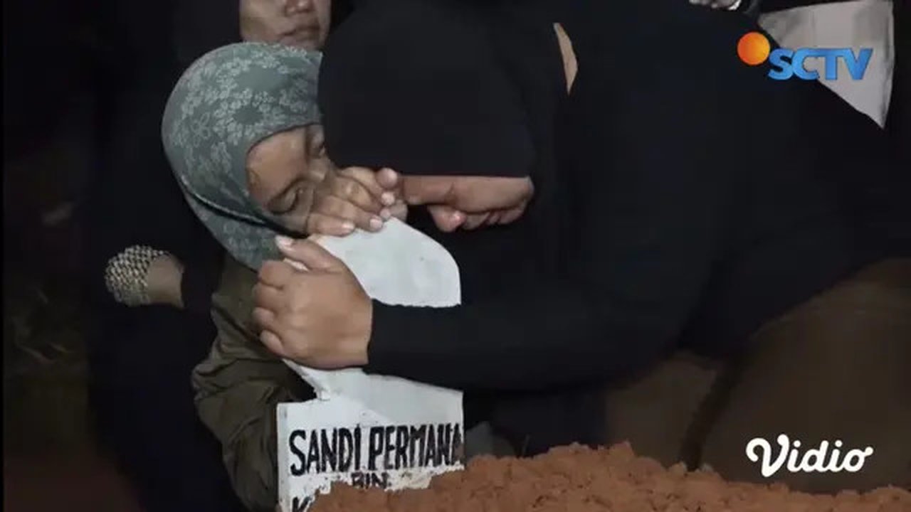 Pemakaman Sandy Permana. (Tayangan Hots Shot. YouTube/ sctv)