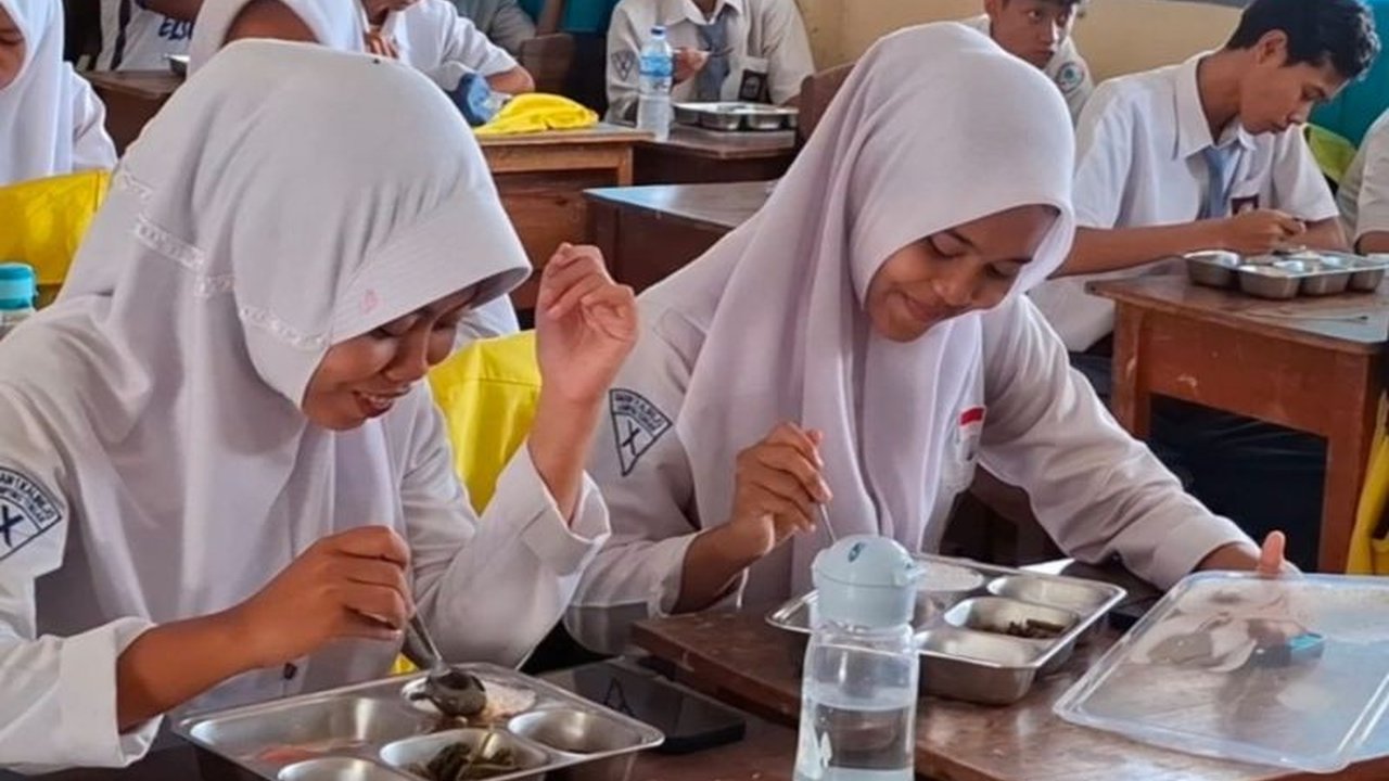 Pemerintah Provinsi Lampung menerapkan Program Makan Bergizi Gratis (MBG) secara bertahap di berbagai kabupaten dan kota, dengan prioritas pada sekolah-sekolah yang dekat dengan dapur umum yang telah disiapkan.