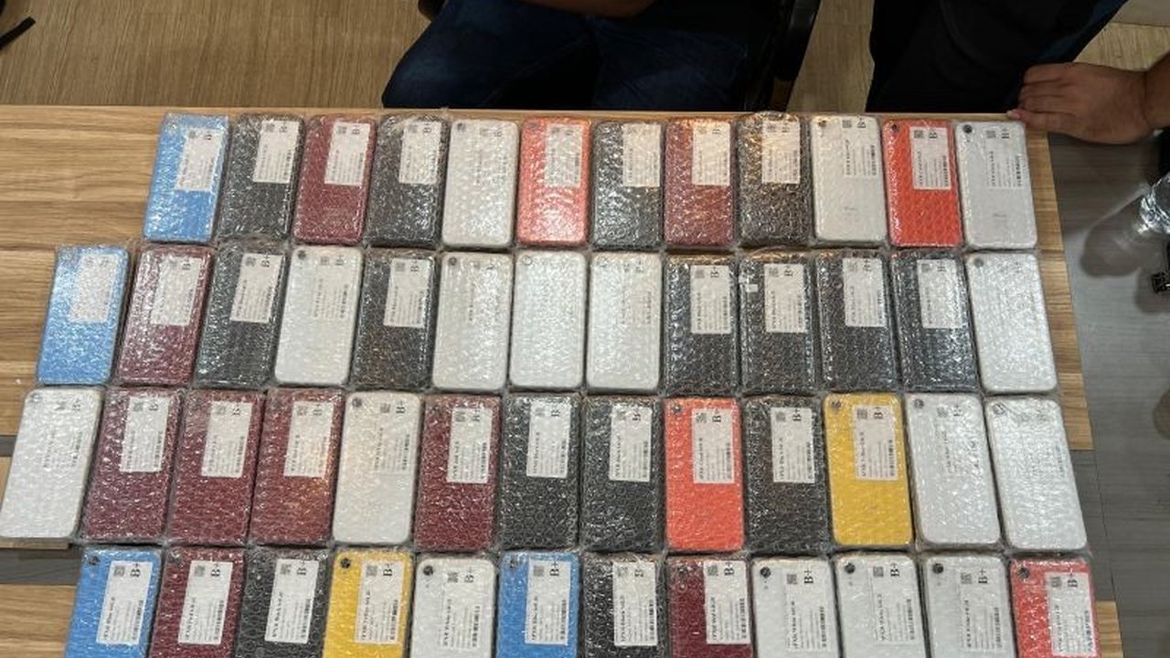 Bea Cukai Batam berhasil menggagalkan upaya penyelundupan 100 ponsel bekas dari Batam ke Jakarta pada 29 Desember 2024 oleh seorang penumpang yang kini tengah menjalani proses penyidikan.