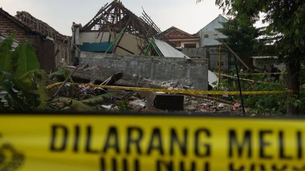 BPBD Kabupaten Mojokerto menyalurkan 15 terpal untuk 10 rumah warga yang rusak akibat ledakan rumah di Desa Sumolawang, Puri, Mojokerto; dua rumah rusak berat, dua sedang, dan enam ringan,  menunggu hasil investigasi polisi untuk bantuan selanjutnya.