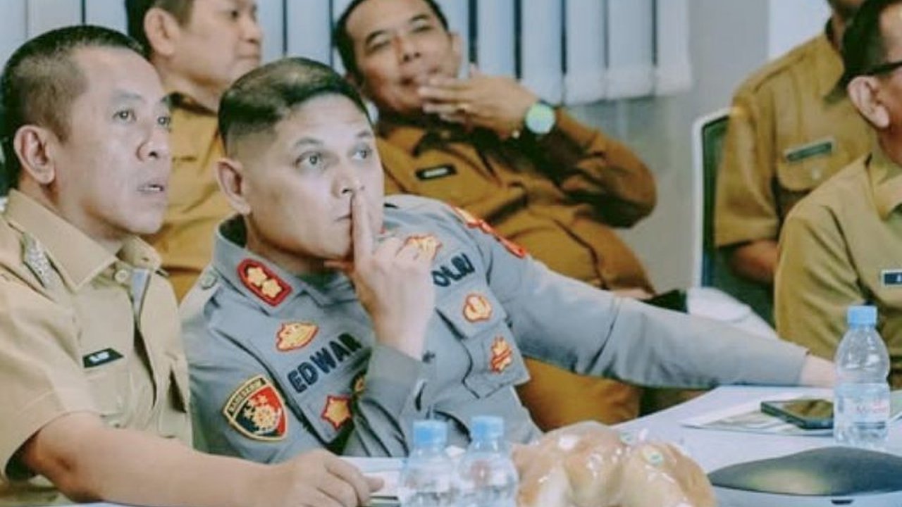 Pemerintah Kabupaten Karawang menyiapkan lahan seluas satu hektare untuk mendukung program penanaman jagung serentak seluas 1,7 juta hektare yang dicanangkan Kementerian Pertanian, guna meningkatkan ketahanan pangan nasional.