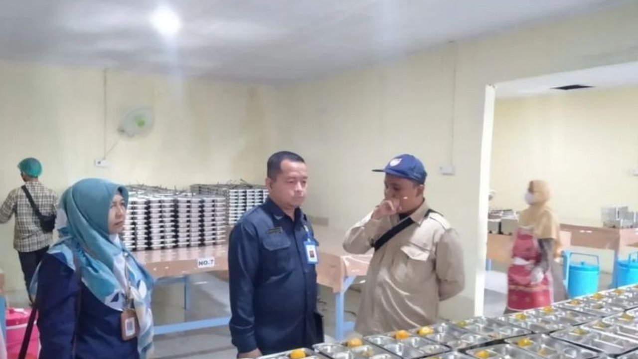 Balai Besar Pengawasan Obat dan Makanan (BBPOM) Pekanbaru melakukan uji lab dan pengawasan ketat terhadap makanan dalam Program Makan Bergizi Gratis di Pekanbaru dan Kampar, memastikan makanan aman dan bebas bahan berbahaya.