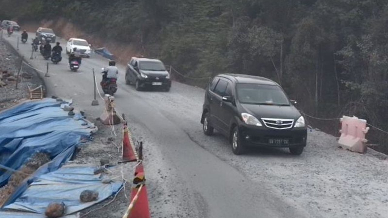 Jalan Nasional Riau-Sumbar di Km 106-107 Kampar kembali normal setelah perbaikan longsor, namun BMKG imbau waspada potensi hujan lebat dan bencana hidrometeorologi.