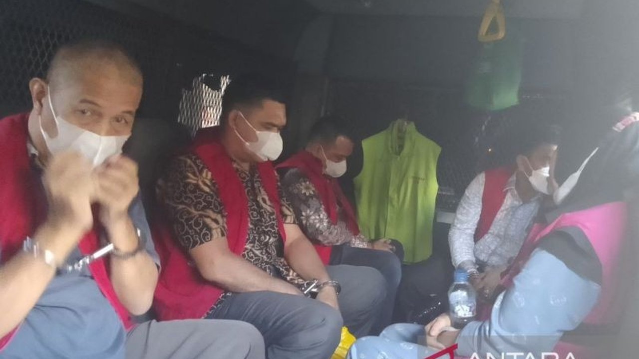 Kejati Sumut menahan lima tersangka kasus dugaan suap seleksi PPPK Kabupaten Langkat tahun 2023, termasuk kepala dinas pendidikan dan kepala BKD Langkat, setelah pelimpahan tahap II dari Polda Sumut.