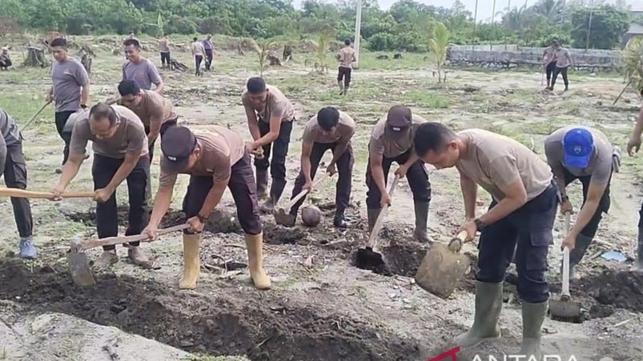 Polsek Jebus, Bangka Barat, berkolaborasi dengan kelompok tani menanam jagung di lahan seluas 2 hektar dan menyiapkan lahan lebih luas lagi untuk mendukung program ketahanan pangan nasional.