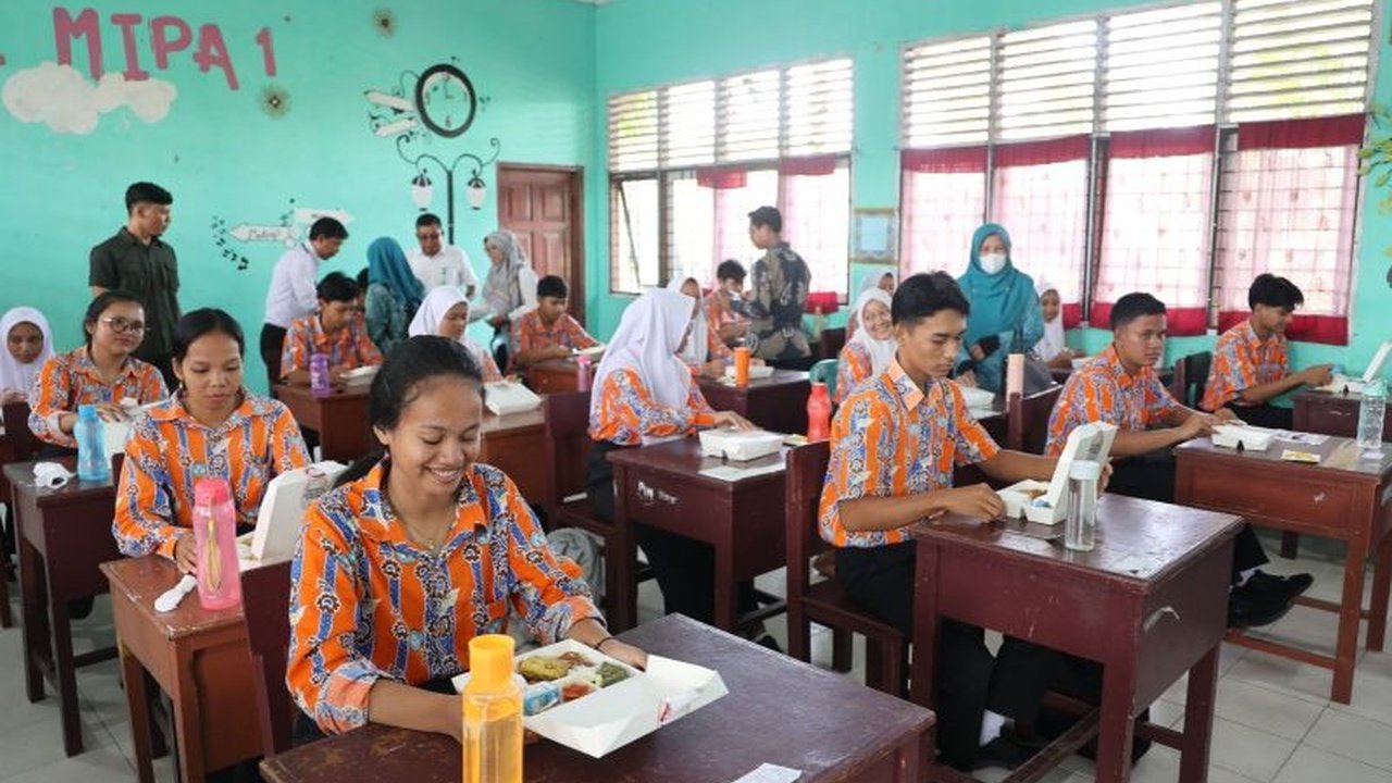 PTPN IV PalmCo luncurkan program makan bergizi gratis untuk ribuan pelajar di Sumatera dan Kalimantan sebagai bentuk tanggung jawab sosial dan dukungan terhadap visi Indonesia Emas 2045.