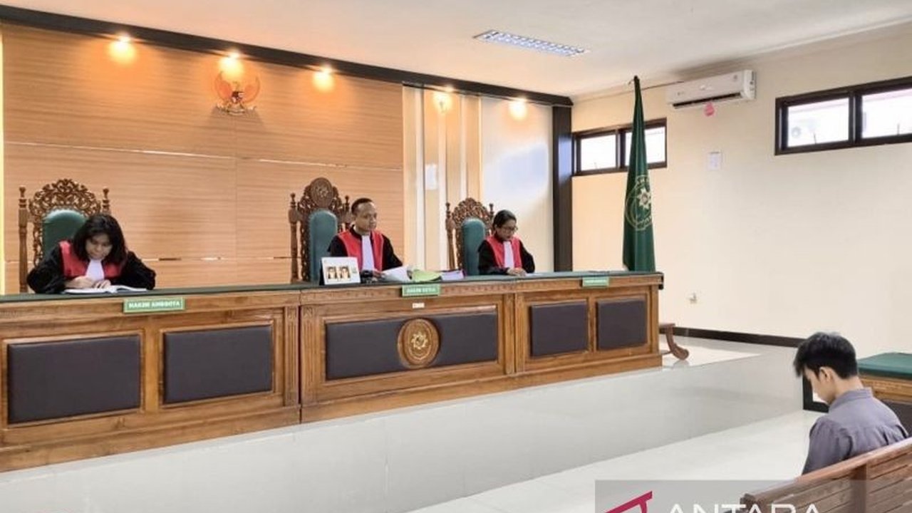 Pengadilan Negeri Barabai memvonis seorang pegawai Pemkab HST bernama MY bersalah atas kasus politik uang dalam Pilkada 2024 dengan hukuman percobaan penjara 1 tahun dan denda Rp200 juta.