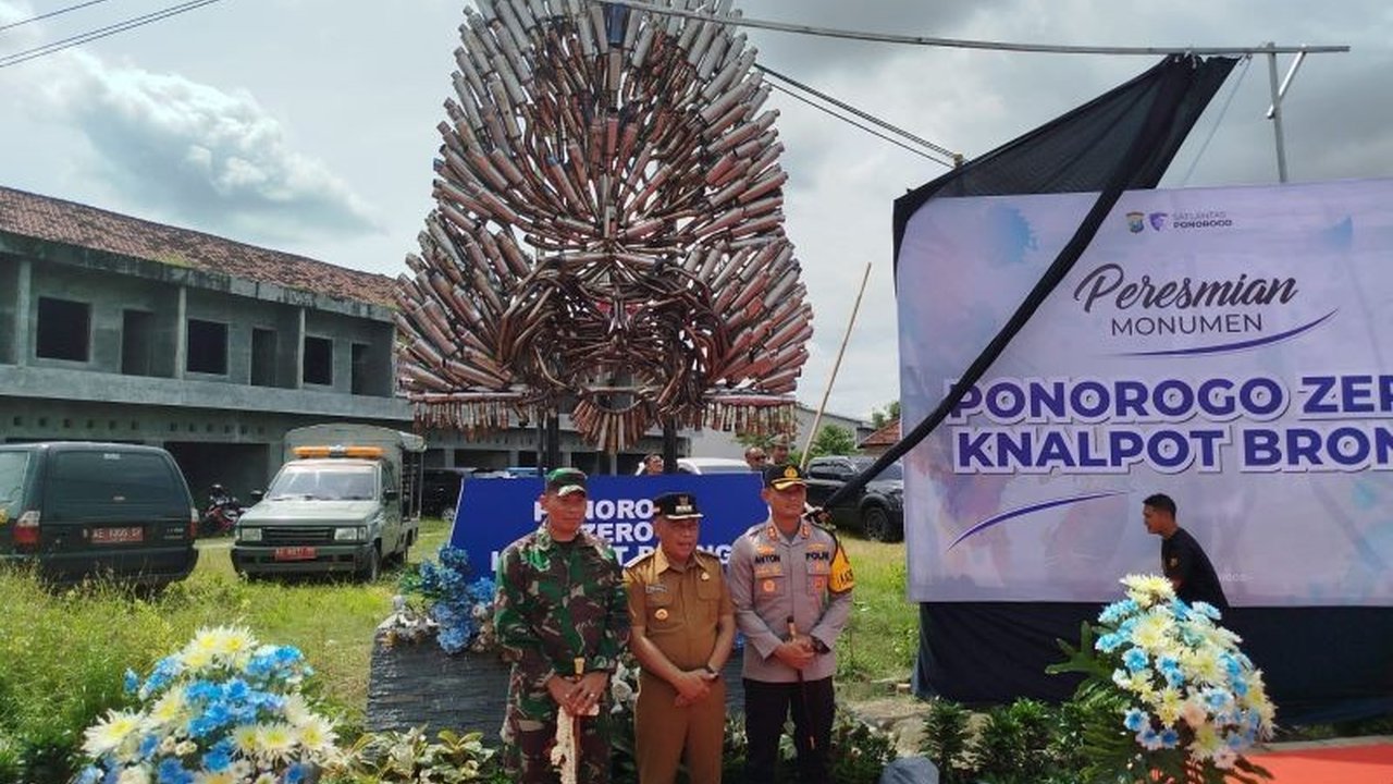 Polres Ponorogo mengubah ratusan knalpot brong hasil razia menjadi Monumen Reog yang megah di simpang empat Mlilir, sebagai simbol penegakan hukum dan komitmen 'Ponorogo Zero Knalpot Brong'.