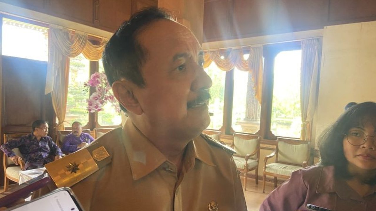 Kepala Dinas Pariwisata Bali menegaskan kewajiban pemandu wisata memiliki KTP dan mengikuti diklat, menanggapi temuan WNA yang diduga memandu wisata di Bandara Ngurah Rai dan laporan dari lapangan.