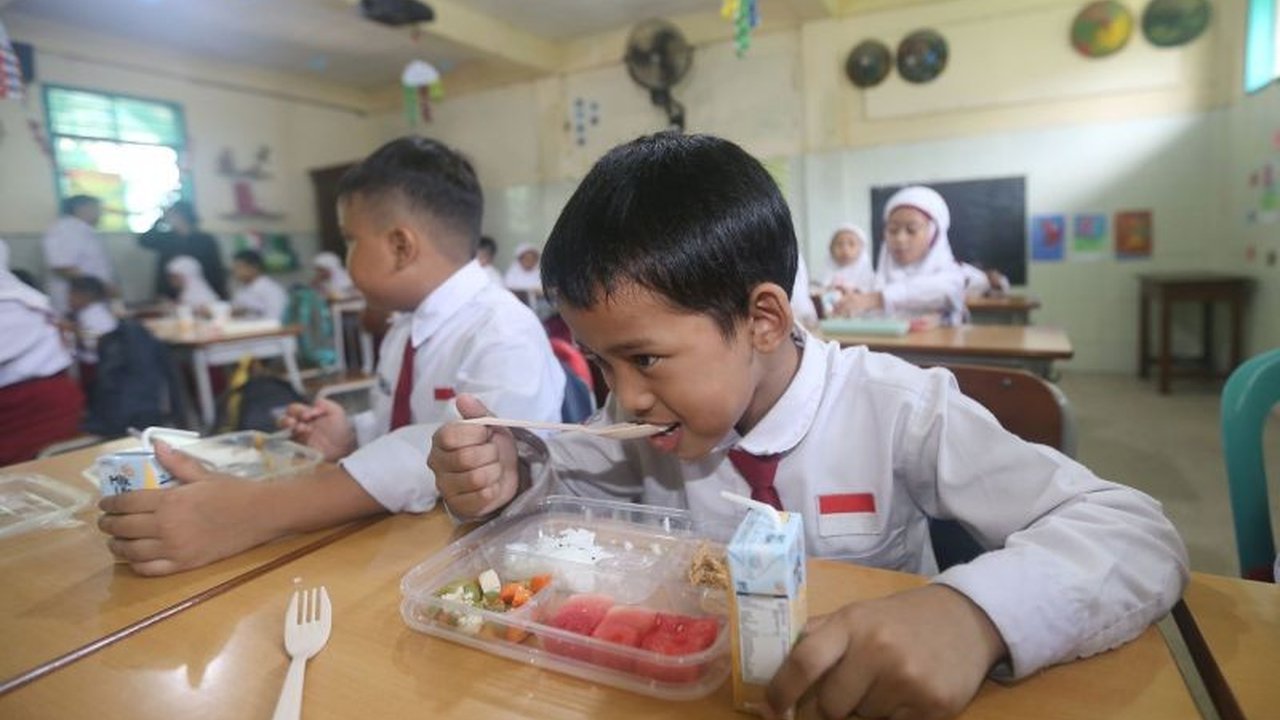 Pemkot Surabaya telah menyiapkan anggaran Rp1 triliun untuk mendukung program Makan Bergizi Gratis (MBG) yang sedang diuji coba oleh Badan Gizi Nasional, dengan harapan dapat juga menggerakkan UMKM lokal.