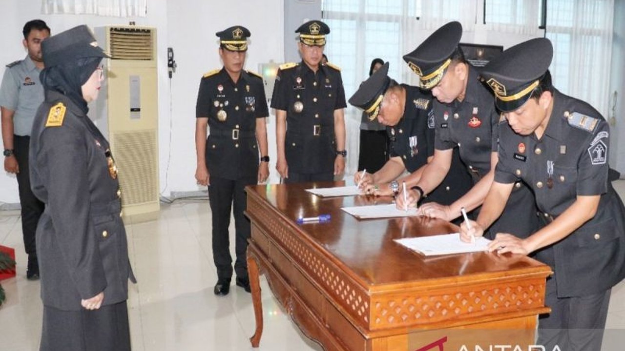 Kemenkum Kalsel melakukan perombakan organisasi dan promosi jabatan ASN untuk meningkatkan kinerja dan pelayanan publik yang optimal, sejalan dengan visi misi Kementerian Hukum dan arahan Presiden.