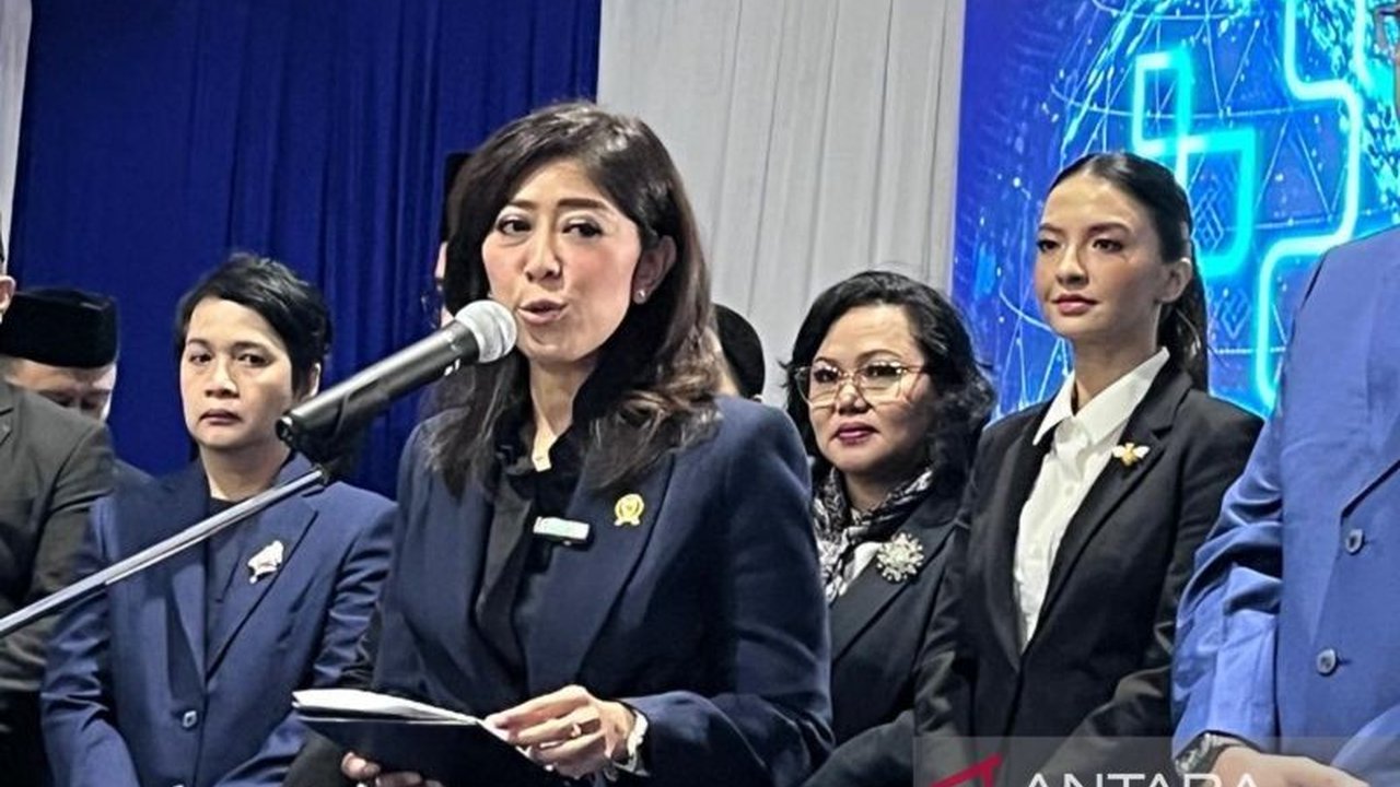 Aktris Raline Shah ditunjuk sebagai staf khusus Menteri Kominfo, Meutya Hafid, untuk memperkuat kerja sama global dan edukasi digital, khususnya di kalangan anak muda.