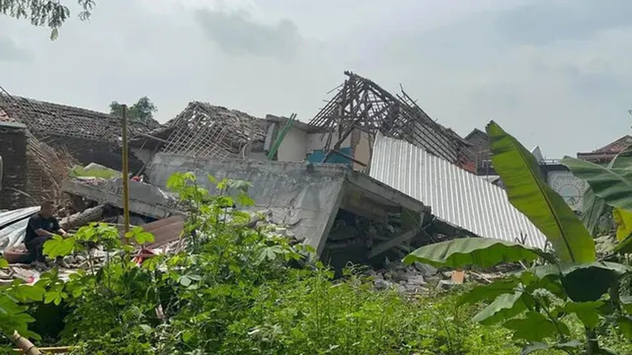Rumah Polisi di Mojokerto Meledak pada Senin (13/1/2025) (Foto: Merdeka.com)