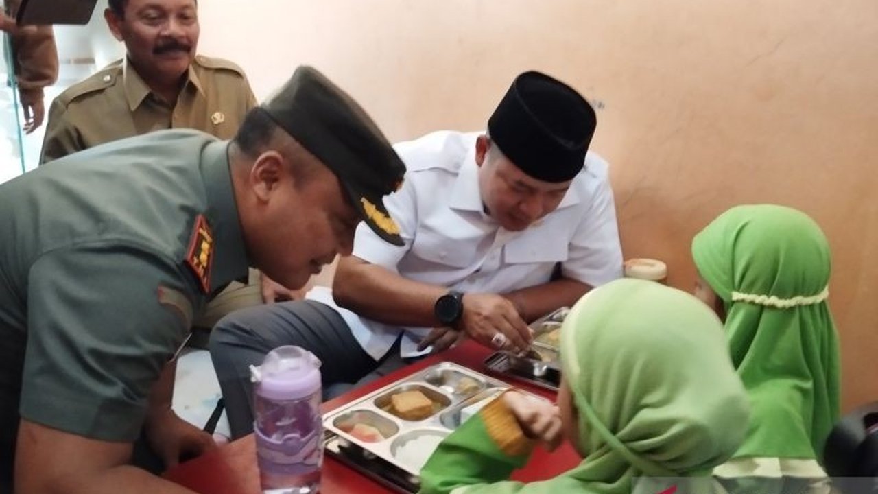 Pelaksanaan program Makan Bergizi Gratis (MBG) di 17 sekolah di Kecamatan Mejobo, Kudus, Jawa Tengah, berjalan lancar pada hari pertama dengan 3.263 siswa sebagai penerima manfaat, meskipun ada beberapa masukan terkait menu makanan.