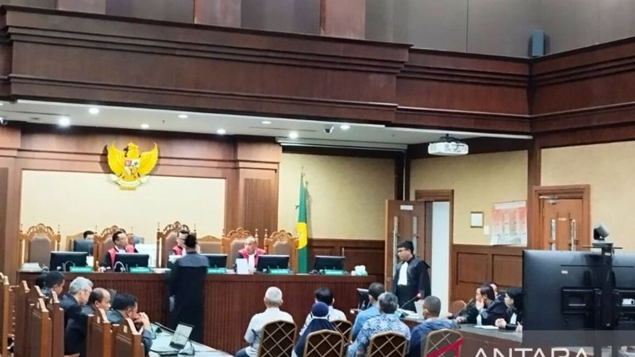 Enam mantan pejabat PT Antam Tbk didakwa merugikan negara sebesar Rp3,31 triliun karena dugaan korupsi tata kelola emas 109 ton periode 2010-2022, melibatkan kerjasama dengan tujuh pihak swasta.