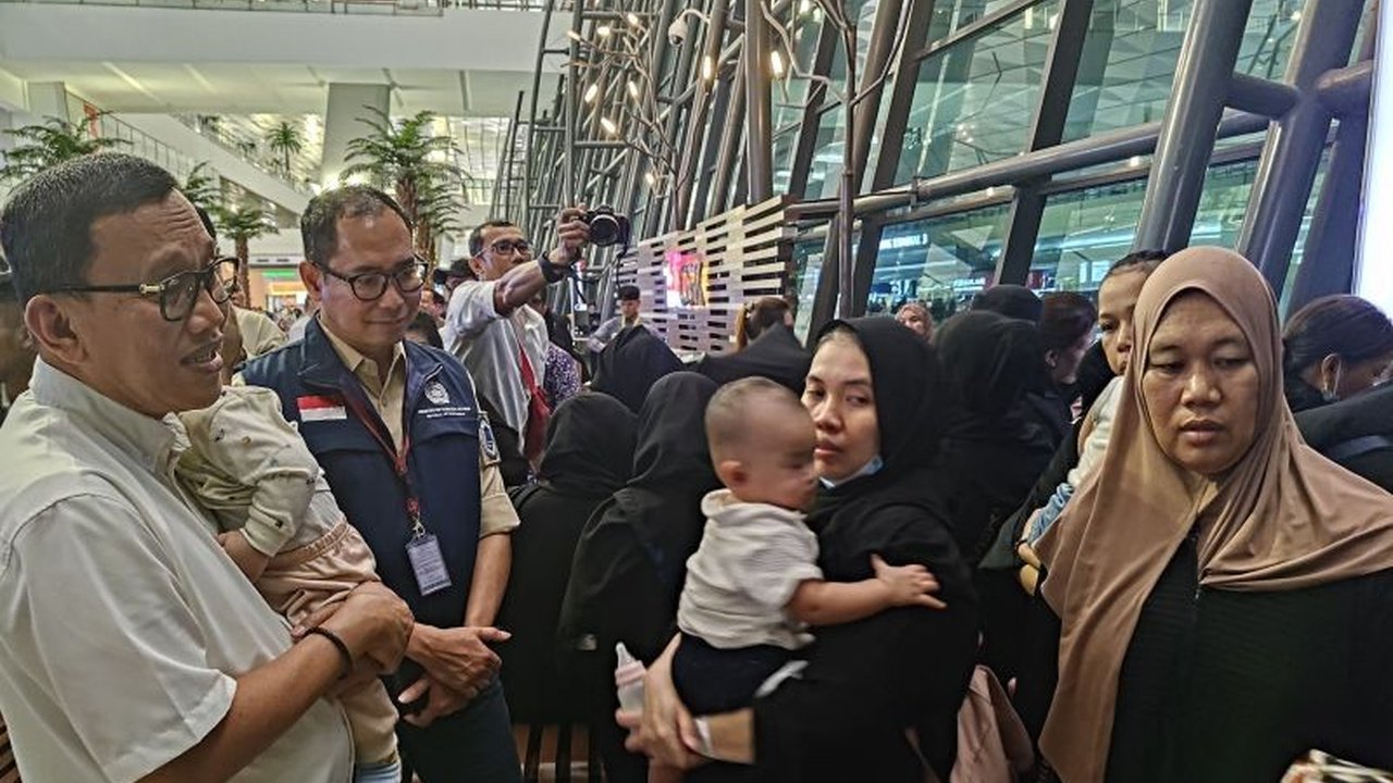Pemerintah Indonesia memulangkan 197 PMI nonprosedural yang dideportasi dari Arab Saudi karena pelanggaran imigrasi, dengan total hampir 500 PMI telah dipulangkan dan pemerintah berkomitmen memberantas sindikat ilegal.