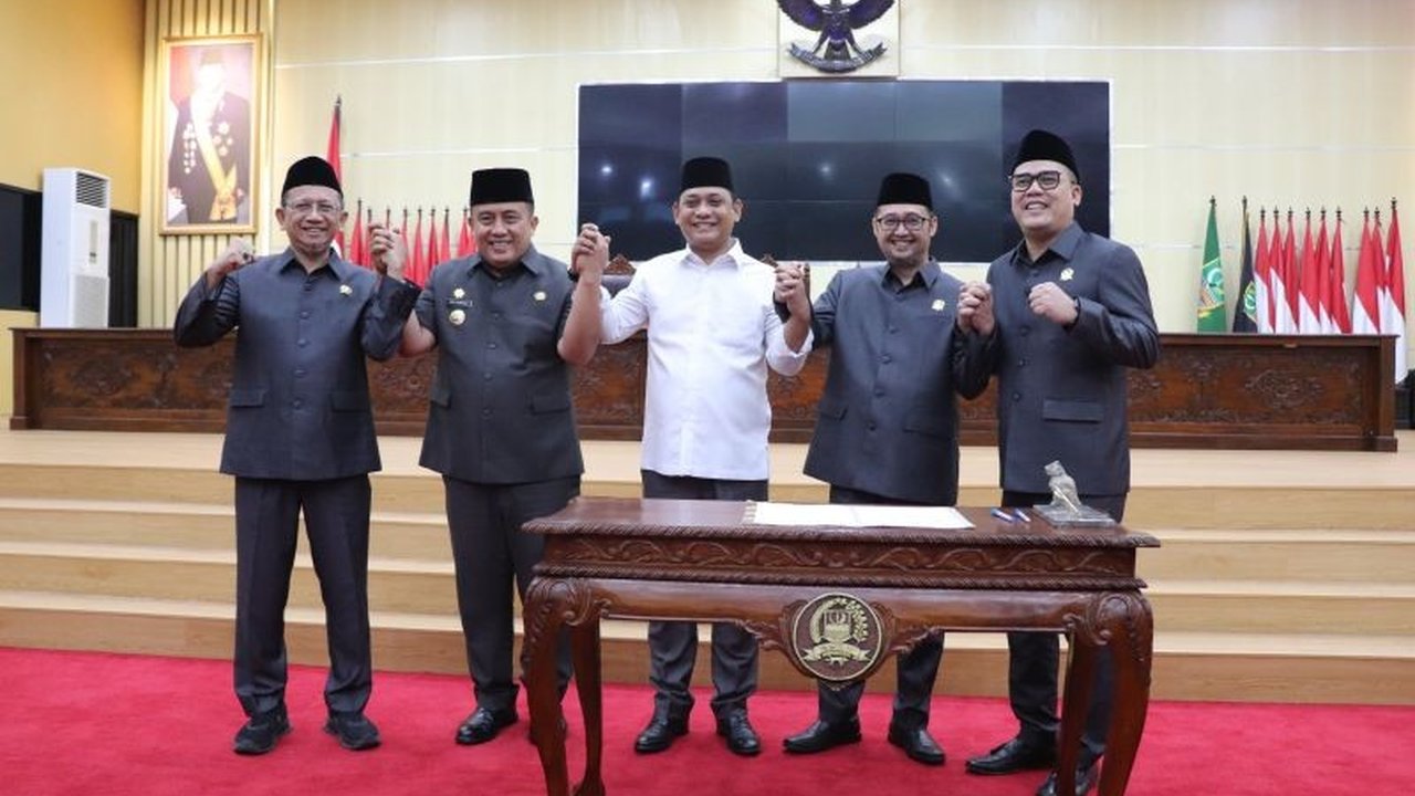 DPRD Kabupaten Bekasi resmi menetapkan Ade Kuswara Kunang dan Asep Surya Atmaja sebagai Bupati dan Wakil Bupati terpilih periode 2025-2030 melalui rapat paripurna, setelah melalui proses Pilkada Serentak 2024.