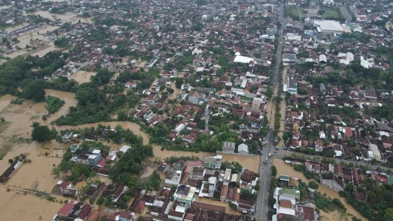 Pemerintah Kabupaten Ponorogo mengajukan anggaran Rp8,1 miliar ke Pemprov Jatim untuk memperbaiki sembilan titik tanggul yang jebol akibat banjir Desember lalu, dengan usulan tambahan pembangunan embung untuk solusi jangka panjang.