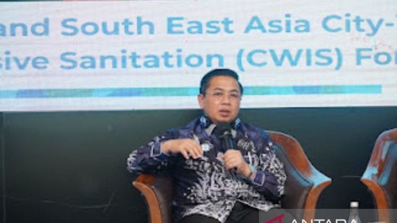 Wali Kota Banjarmasin, Ibnu Sina, mempresentasikan keberhasilan pengelolaan sanitasi kota di Forum CWIS, menekankan pentingnya sanitasi untuk kota yang layak huni dan berkelanjutan serta peran AKKOPSI dalam pencapaian target sanitasi nasional.