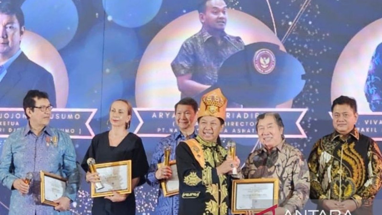 Direktur Taman Safari Indonesia, Jansen Manansang, menerima penghargaan 