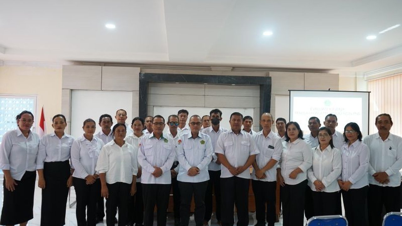 Kemenag Bolmong melakukan evaluasi kinerja 21 penyuluh agama Hindu non-PNS, 17 diantaranya telah lolos seleksi PPPK, sementara sisanya diberi kesempatan kerja paruh waktu dan didorong untuk meningkatkan kualitas pendidikan dan penguasaan teknologi.